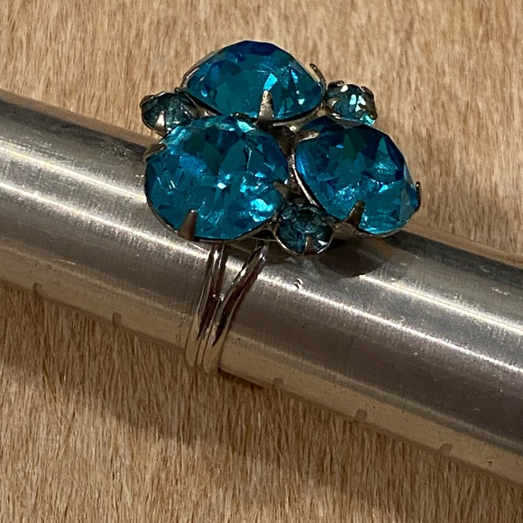 Vintage jewelry ring set on a new silver plated ring base. Adjustable, sz 6-10 - Picture 3 of 3